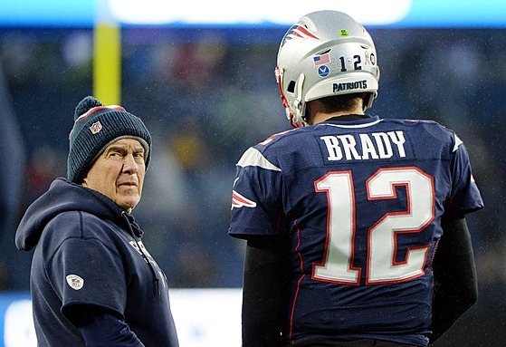 Trenér Bill Belichick (vlevo) a jeho nejslavnjí svenec Tom Brady v roce 2019