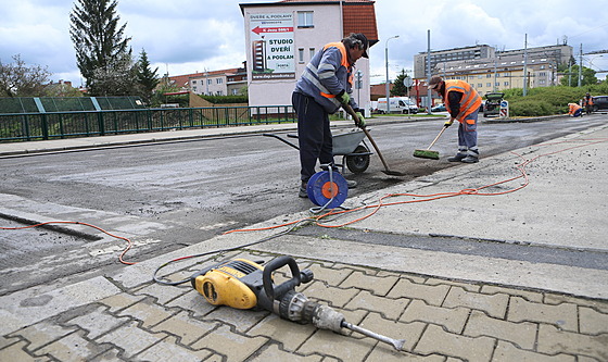 Dělníci začali s opravou asfaltové vozovky na mostě mezi plzeňskými čtvrtěmi...