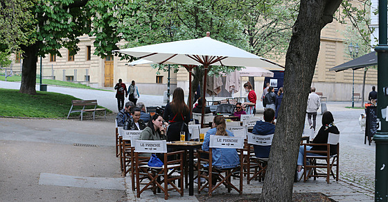 Zahrádky restaurací v centru Plzn se první den po otevení zaaly plnit hosty....