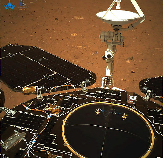 První snímek čínské pojízdné laboratoře Ču-žung na povrchu Marsu