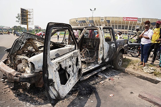 Spálené policejní auto po tvrteních nepokojích muslimských vících, kteí se...