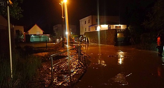 Hasiči v noci na čtvrtek pomáhali lidem v Šilheřovicích na Opavsku. Voda tam...