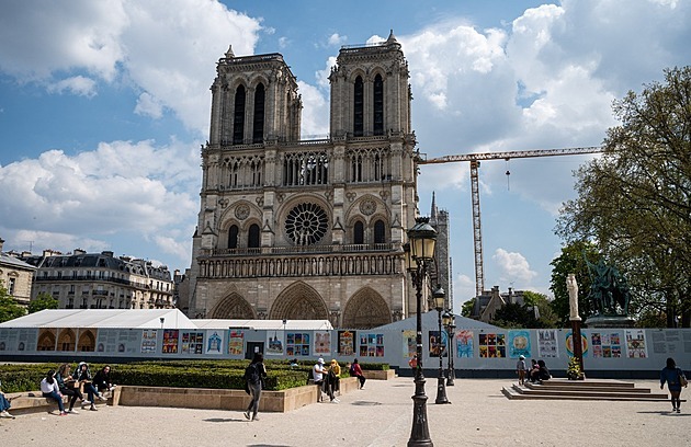 Prostranství před Notre-Dame uzavřeli kvůli vysoké koncentraci olova