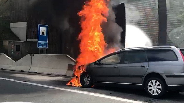 U Prackovického tunelu hořelo auto, dálnice D8 už je plně průjezdná