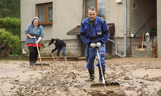 Hladiny řek se zvyšují na desítkách míst. Hasiči měli přes 400 výjezdů