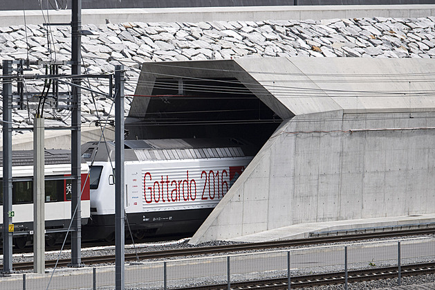 Švýcaři zavřou Gotthard. V nejdelším železničním tunelu světa vykolejil vlak