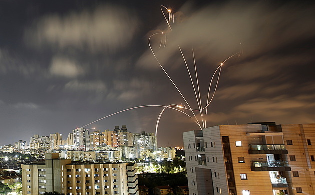 Pásmo Gazy vypustilo zápalné balony, Izrael odpověděl nálety