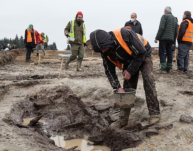 Na stavbě obchvatu Lukavce objevili archeologové vzácný dehtářský areál