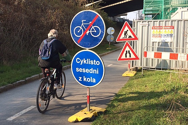 Někteří cyklisté ignorují dopravní značky.