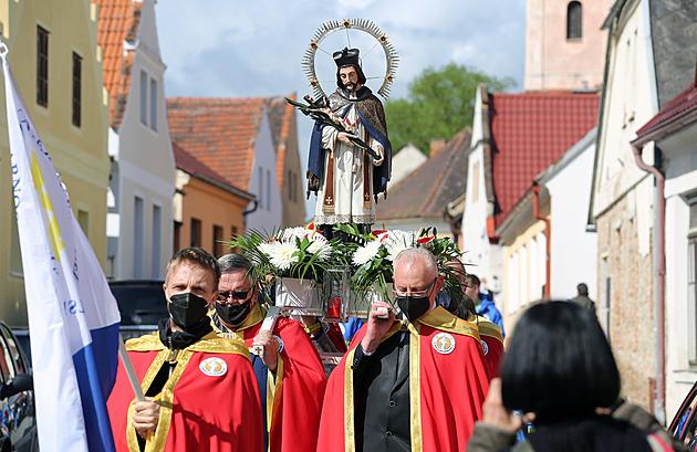 Prvodem biskup a vících zaala v Nepomuku na Plzesku slavnostní poutní me...