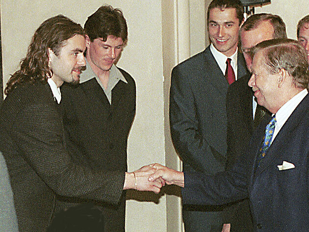 David Moravec (vlevo) si pots rukou s prezidentem Vclavem Havlem, kter v...