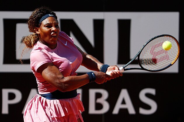 Amerianka Serena Williamsov se opr do bekhendu na turnaji v m.