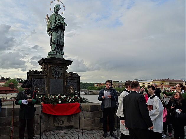 Barokní Svatojánská oslava na Vltav pod Karlovým mostem k uctní památky duchovního Jana Nepomuckého, nejznámjího eského svtce. Diváci sledovali slavnostní procesí z katedrály sv. Víta na Karlv most, následoval barokní koncert z pontonu na Vltav
