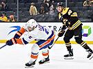 Nick Leddy z NY Islanders stílí, pouchuje ho David Pastrák z Bostonu.