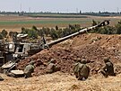 Izraeltí vojáci u msta Sderot poblí hranice s Pásmem Gazy (13. kvtna 2021)