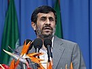 Íránský prezident Ahmadíneád na vojenské pehlídce v Teheránu (18. dubna 2010)