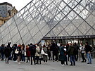 Lidé po pl roce mohou navtívit i slavnou galerii Louvre. (19. kvtna 2021)