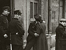 idé se pod dohledem policie louí se svými píbuznými. (14. kvtna 1941)