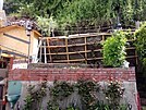 V Zábhlicích se sesula hlína na zahradu rodinného domu (16. kvtna 2021)