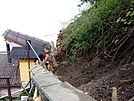 V Zábhlicích se sesula hlína na zahradu rodinného domu (16. kvtna 2021)