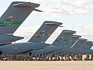 Nstup americkch vsadk do letoun C-17 na cvien Defender Europe 21