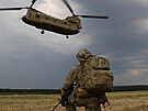 Americk stroj CH-47 Chinook bhem cvien Defender Europe 21 v Estonsku