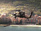 Americk UH-60 Black Hawk u pobe ernho moe v Bulharsku na cvien...