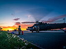 Vrtulnky UH-60 Black Hawk americk armdy dopluj plaivo bhem peletu z...