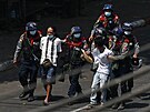 Barmtí policisté zadreli mladé demonstranty, kteí protestují proti vojenské...
