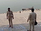 Záznam z videa, které zobrazuje policisty, jak stráí behy indické eky Gangy...