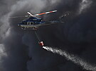 Hasim pi likvidaci poáru autovrakovit pomáhají i dva vrtulníky.