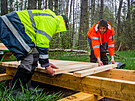 �emesln�ci polo�ili 670 metr� povalov�ch chodn�k� na nau�n� stezce Ol�ina v...
