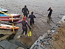 Vodní záchranái se chystají na trénink v chladných vodách Lipenské pehrady.