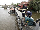 Potápi spolu s hasii kvli povodové výstraze uzavírají vrata na íce...