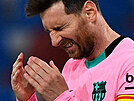 Reakce kapitána fotbalist Barcelony Lionela Messiho bhem utkání na hiti...