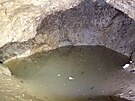 Jeskyái museli oderpávat vodu, bahno cpali do jutových pytl.