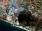 Satelitní snímky poízené ve stedu 12. kvtna ukazují zniené budovy v Gaze a...