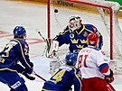Ruský hokejista Vladislav Kamenv pekonává védského gólmana.