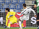 Cristiano Ronaldo (vpravo) z Juventusu dává gól Sassuolu. Byla to jeho 100....