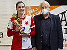 Veronika Galuková s pohárem pro nejlepí stelkyni MOL ligy.