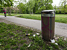 Pohled na rozkvetl� parky v uplynul�ch dnech leckde hyzdily hrom�dky odpadk�...