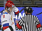 Ruský hokejista Dmitrij Voronkov naslouchá sudímu.