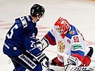 Finský hokejista Jere Karjalainen skóruje proti Rusku.