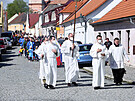 Pr�vodem biskup� a v���c�ch za�ala v Nepomuku na Plze�sku slavnostn� poutn� m�e...