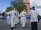 Pr�vodem biskup� a v���c�ch za�ala v Nepomuku na Plze�sku slavnostn� poutn� m�e...