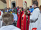 Pr�vodem biskup� a v���c�ch za�ala v Nepomuku na Plze�sku slavnostn� poutn� m�e...