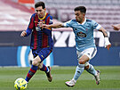 Barcelonský kapitán Lionel Messi obchází Frana Beltrana ze Celty Vigo.