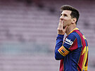 Barcelonský kapitán Lionel Messi pemítá, co s týmem udlá ervená karta...