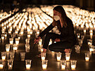 Svíky v kritizovaných plastových kelímcích pi pietním aktu za obti pandemie...