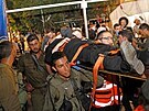 Desítky zranných si vyádalo zhroucení ochozu v synagoze u Jeruzaléma. Uvnit...